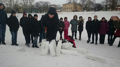 Наш замечательный турист - супер-профессионал Григорий Соколов провел для нас занятие по выживанию и ночевке в экстремальных условиях! Наш замечательный турист - супер-профессионал Григорий Соколов провел для нас занятие по выживанию и ночевке в экстремальных условиях!