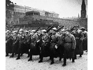 Когда Москва находилась практически на осадном положении, на Красной площади провели военный парад.