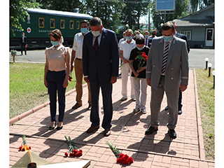 Сегодня, в День памяти скорби, на Вологодском вагоноремонтном заводе состоялась тожественная церемония возложения цветов. 